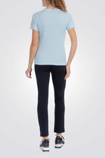 טישירט עם עיטורים בצווארון בצבע תכלת