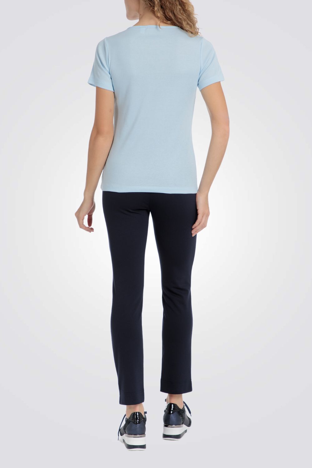 טישירט עם עיטורים בצווארון בצבע תכלת