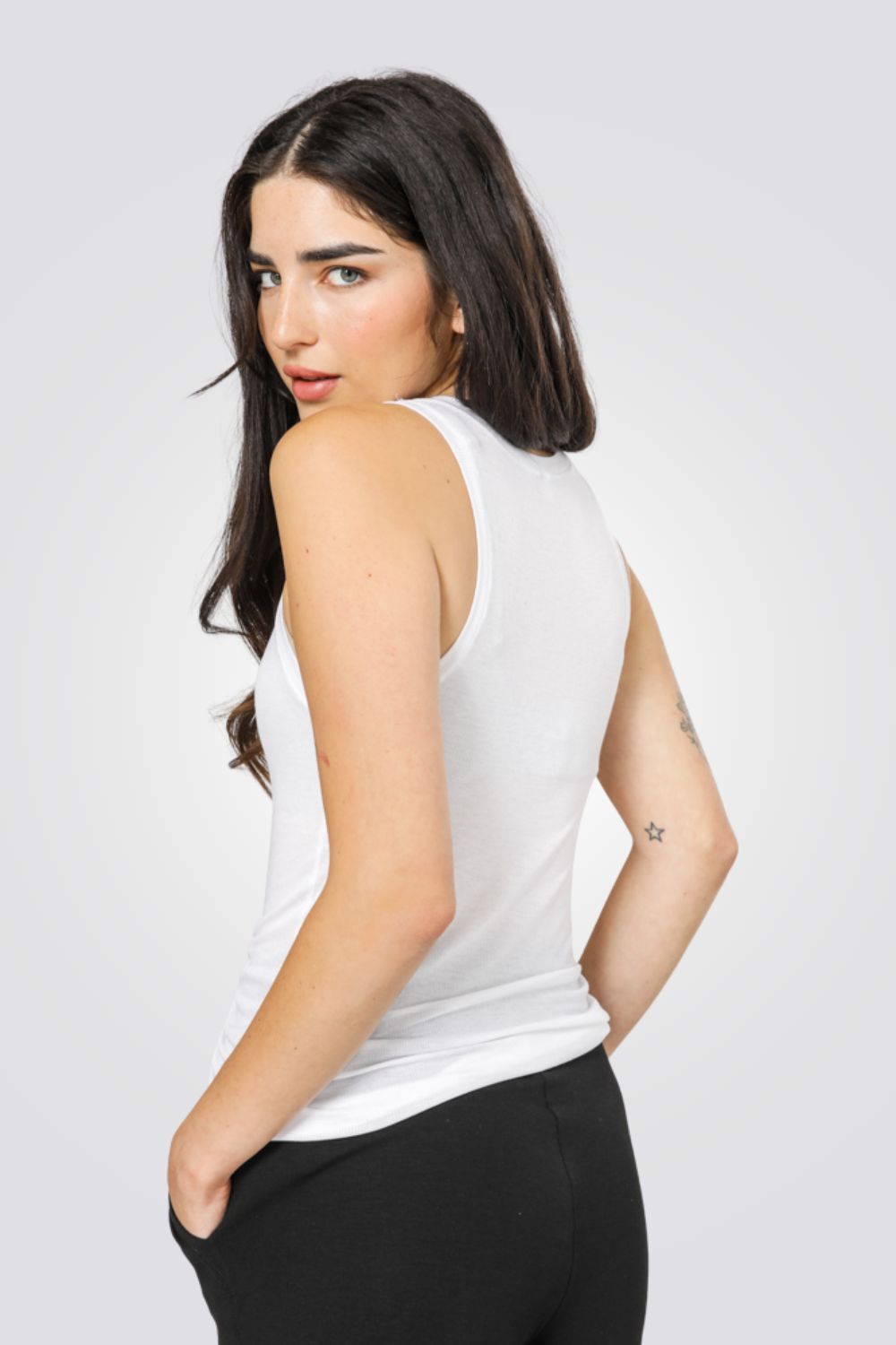 גופייה ללא שרוולים בצבע לבן