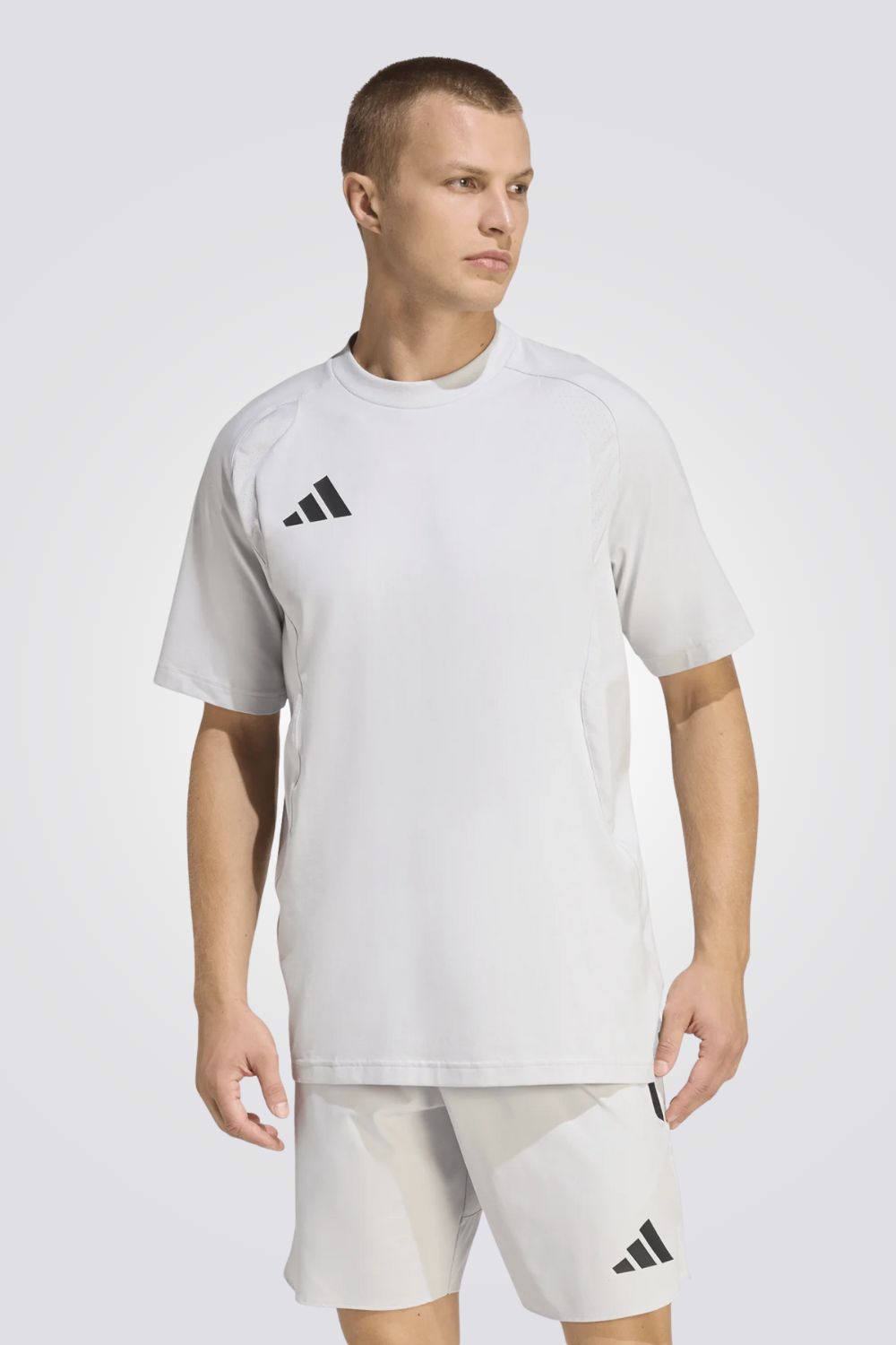 חולצת ספורט Tiro Travel Tee לגברים | אדידס