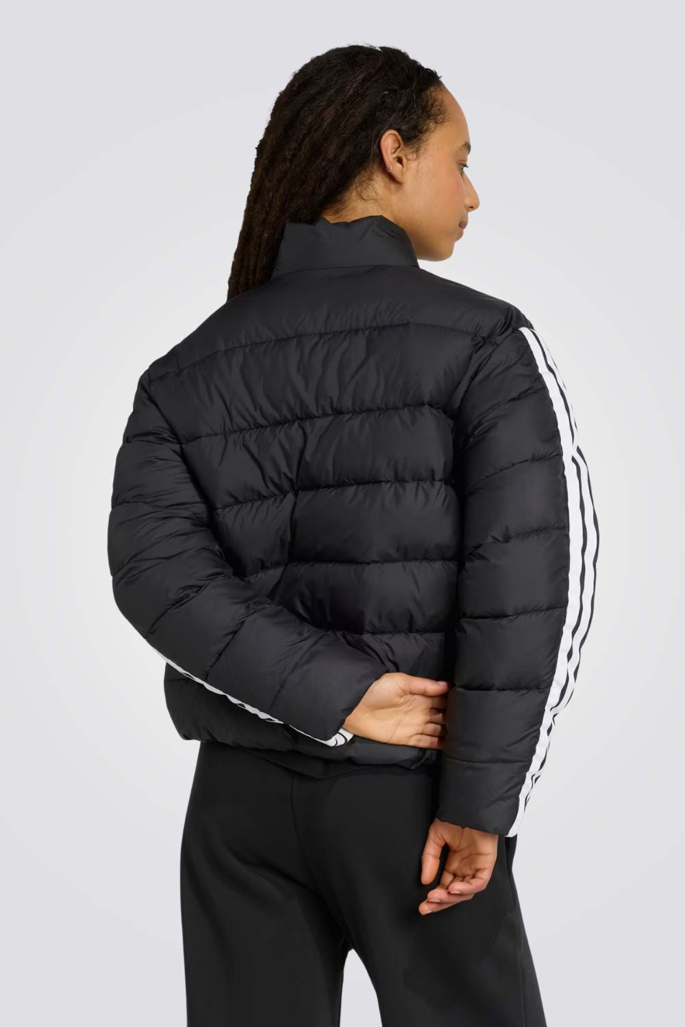 מעיל פוך לנשים בצבע שחור 