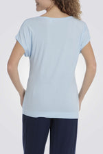 טישירט לנשים בצבע עם עיטור פאייטים