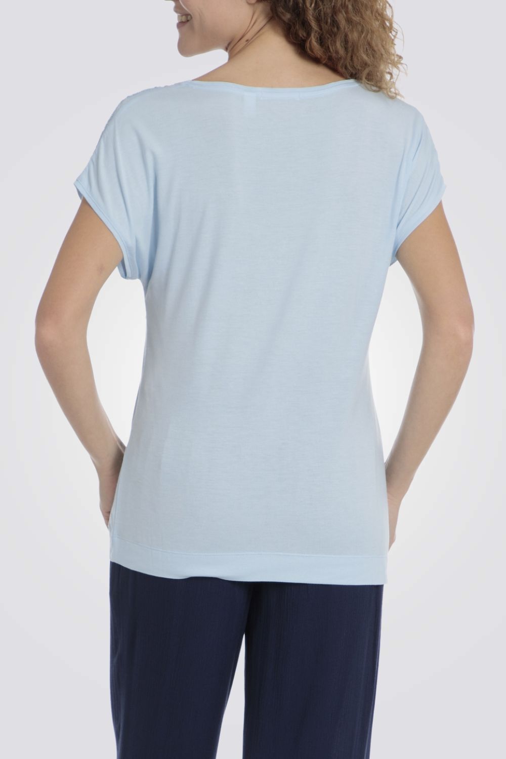 טישירט לנשים בצבע עם עיטור פאייטים