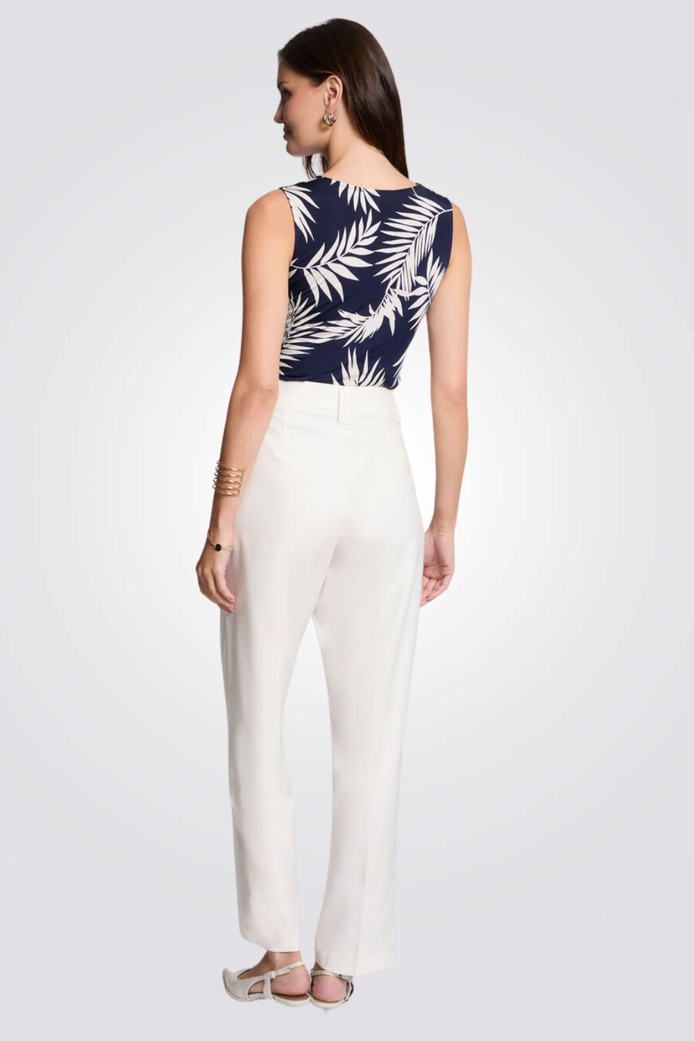 טופ הדפס עלים בצבע נייבי/לבן