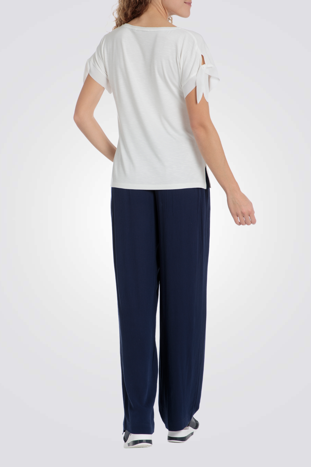 חולצת טי עם פרחים  