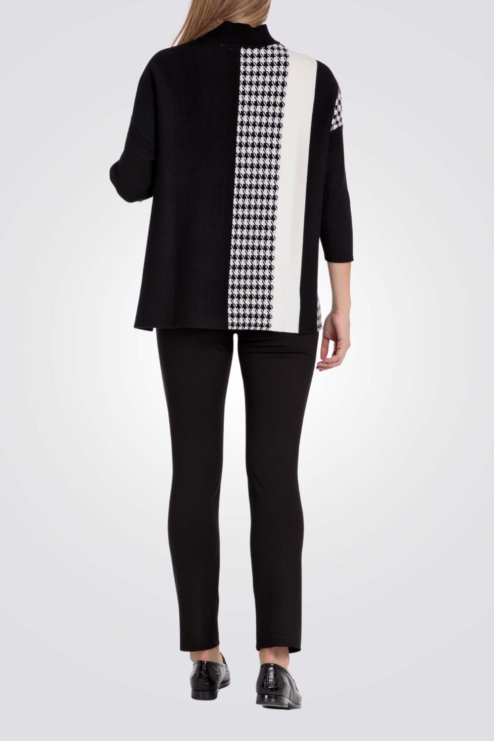 פונצ'ו בצבע שחור/לבן