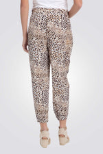 מכנסיים לנשים עם הדפס מנומר 