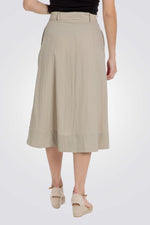 חצאית עם חגורת קשירה בצבע בז'