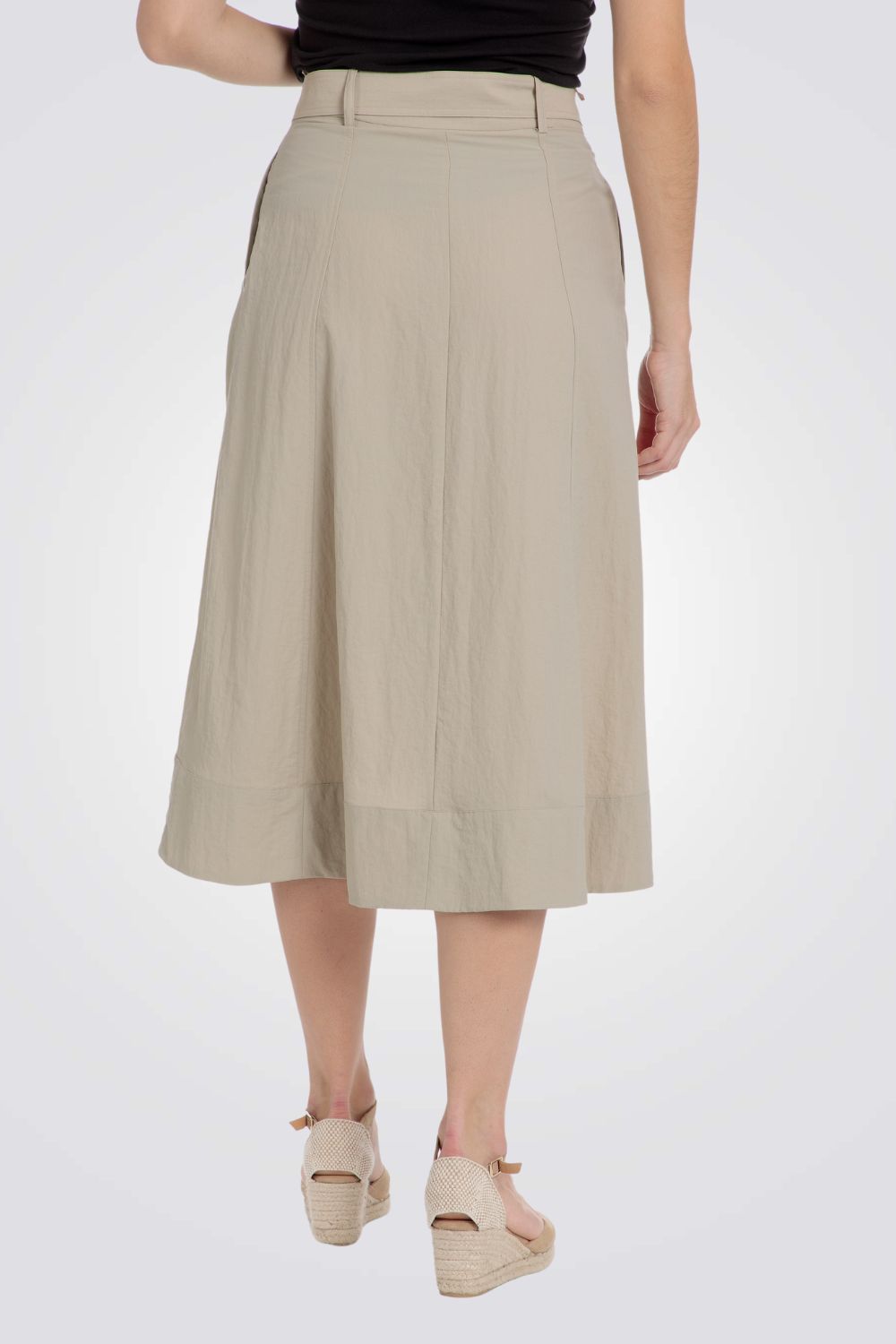 חצאית עם חגורת קשירה בצבע בז'