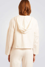 עליונית פנאי CURT עם קפוצ'ון בצבע שמנת