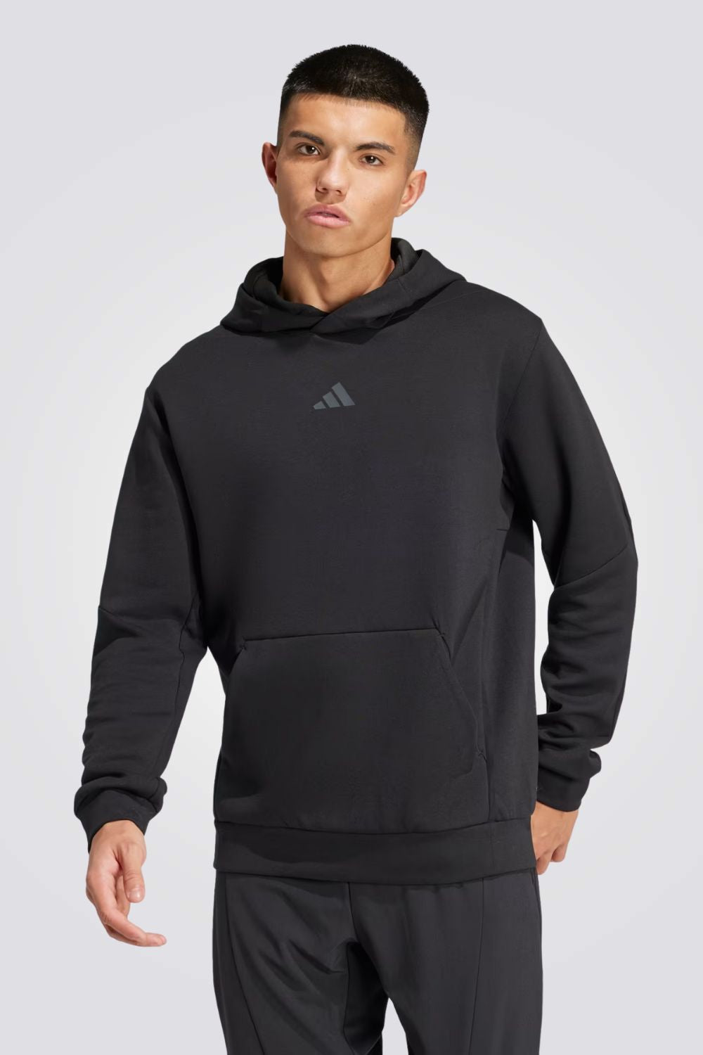 סווטשירט אימון עם קפוצ'ון לגברים בצבע שחור 