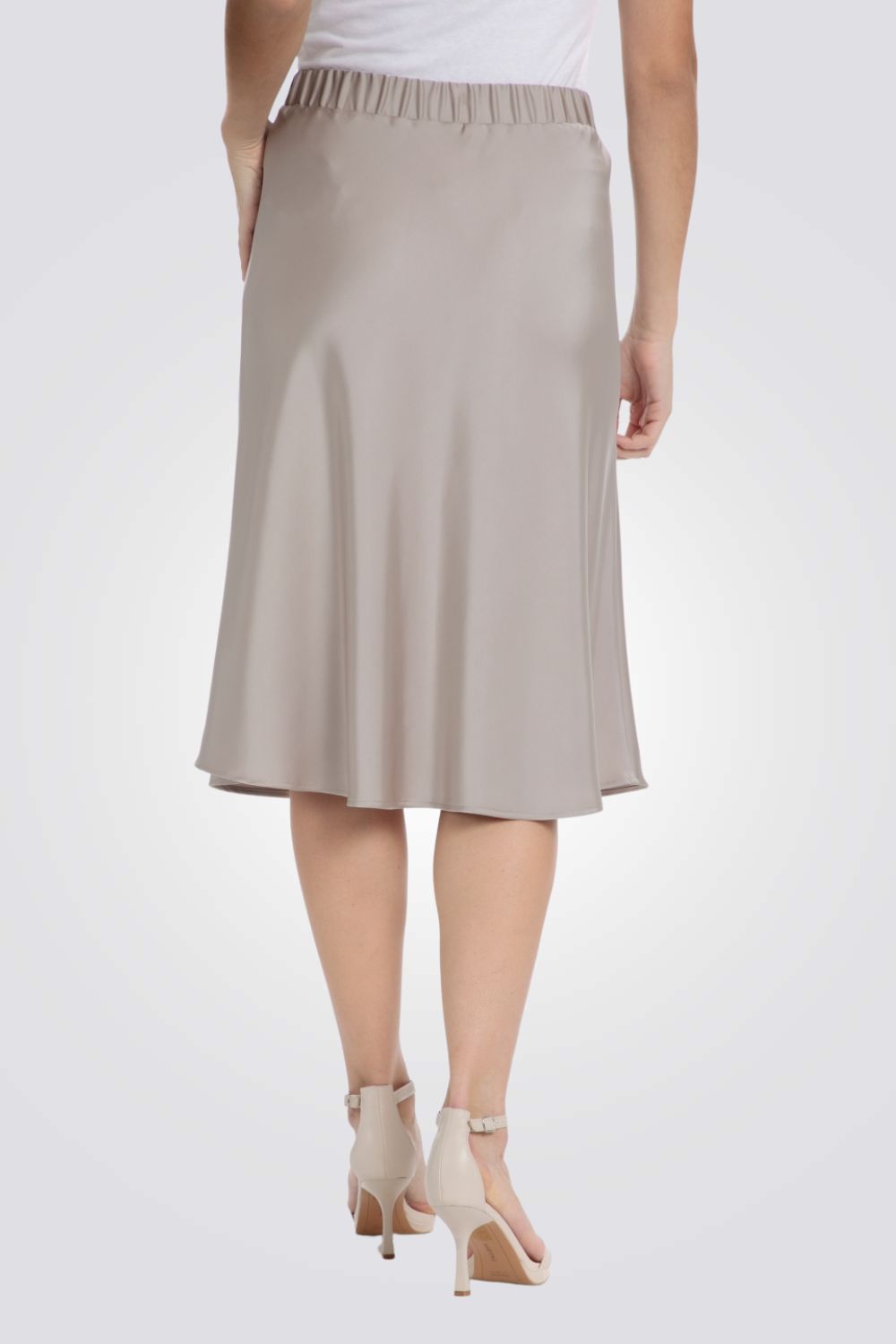 חצאית סאטן לנשים בצבע בז'