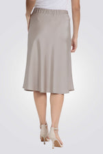 חצאית סאטן לנשים בצבע בז'