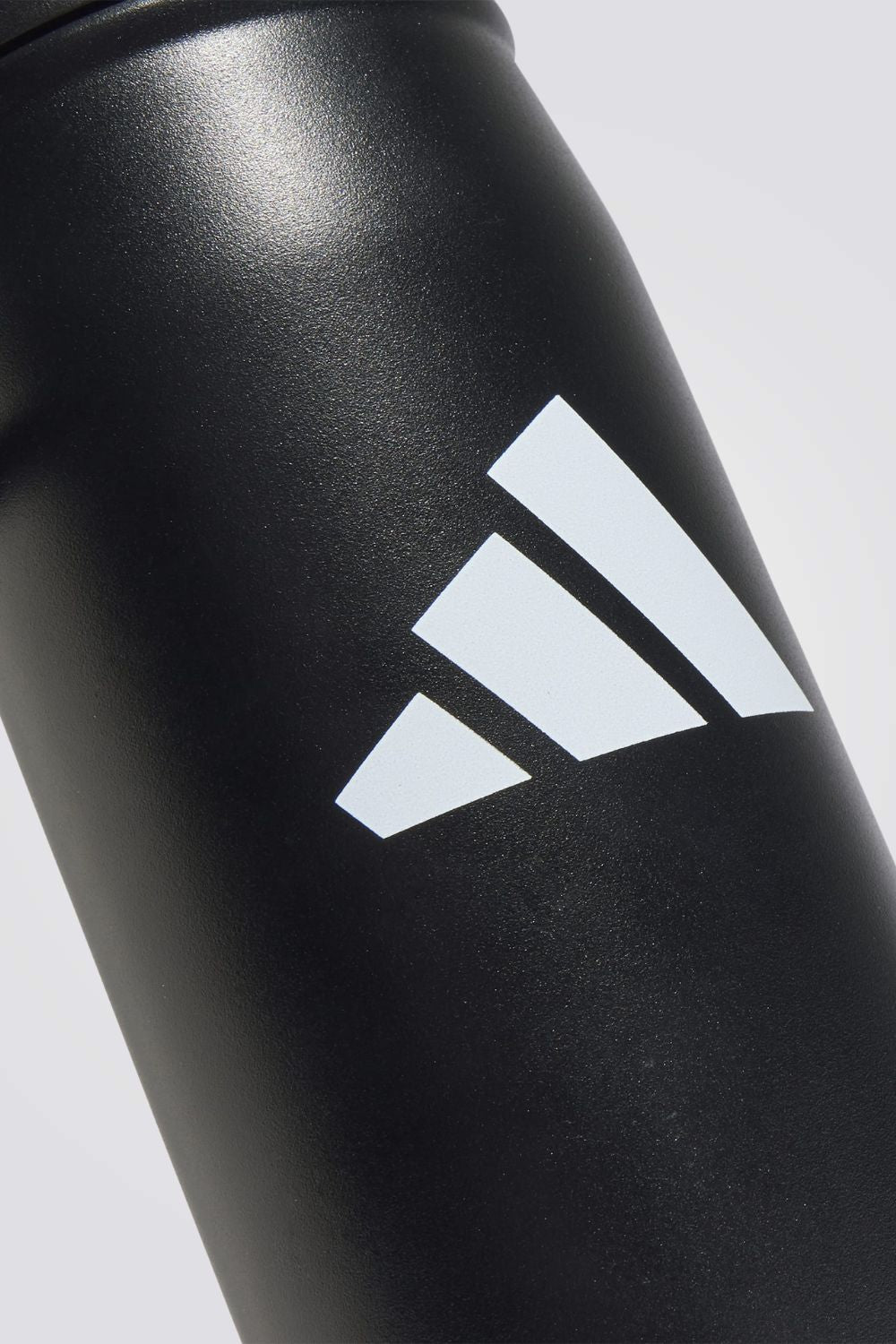 בקבוק מים מנירוסטה עם פקק הברגה נוח 