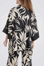 קימונו הדפס עלים בצבע שחור/שמנת