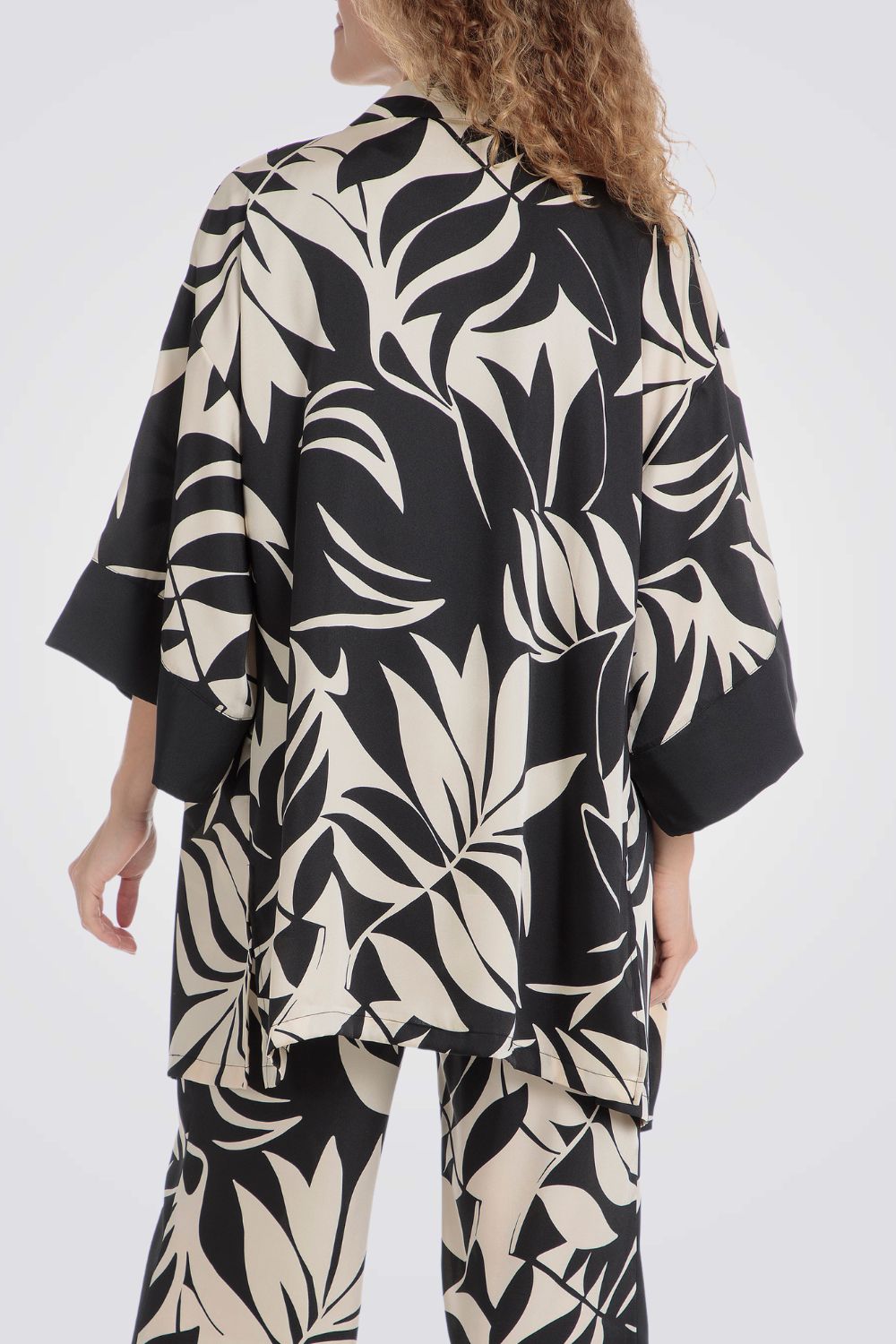 קימונו הדפס עלים בצבע שחור/שמנת
