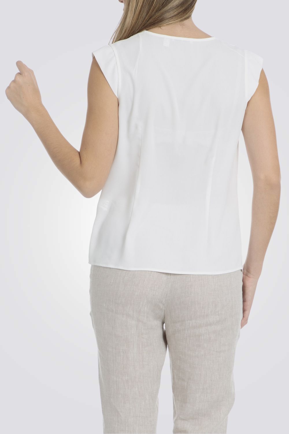 טופ לבן מחויט ללא שרוולים 