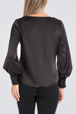 חולצה צווארון קפלים בצבע שחור