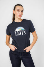 טישירט בצבע נייבי הדפס גרפי בחזית