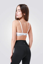 חזיית טי לוגו לבנה