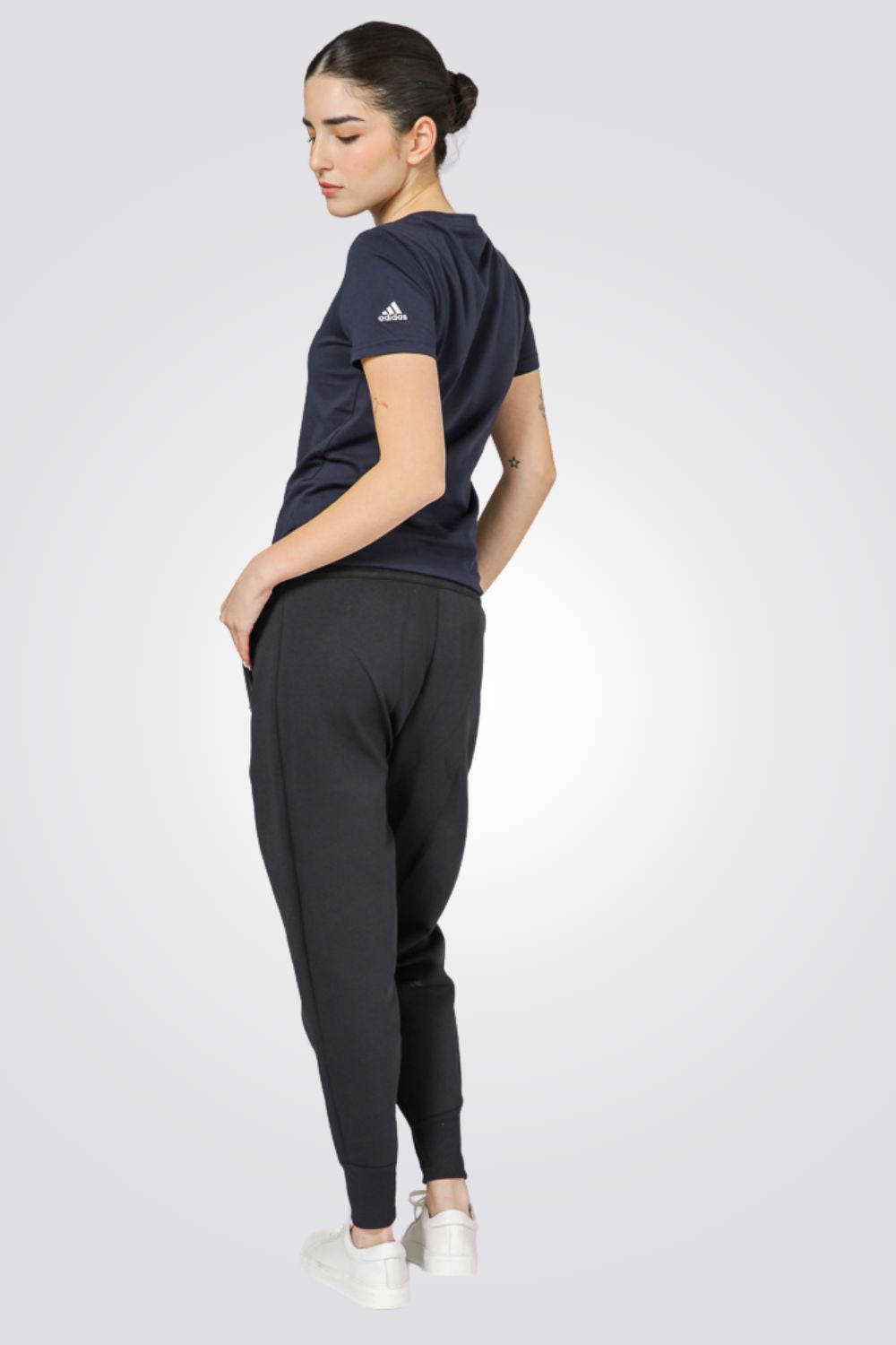 טישירט לנשים ESSENTIALS SLIM בצבע נייבי