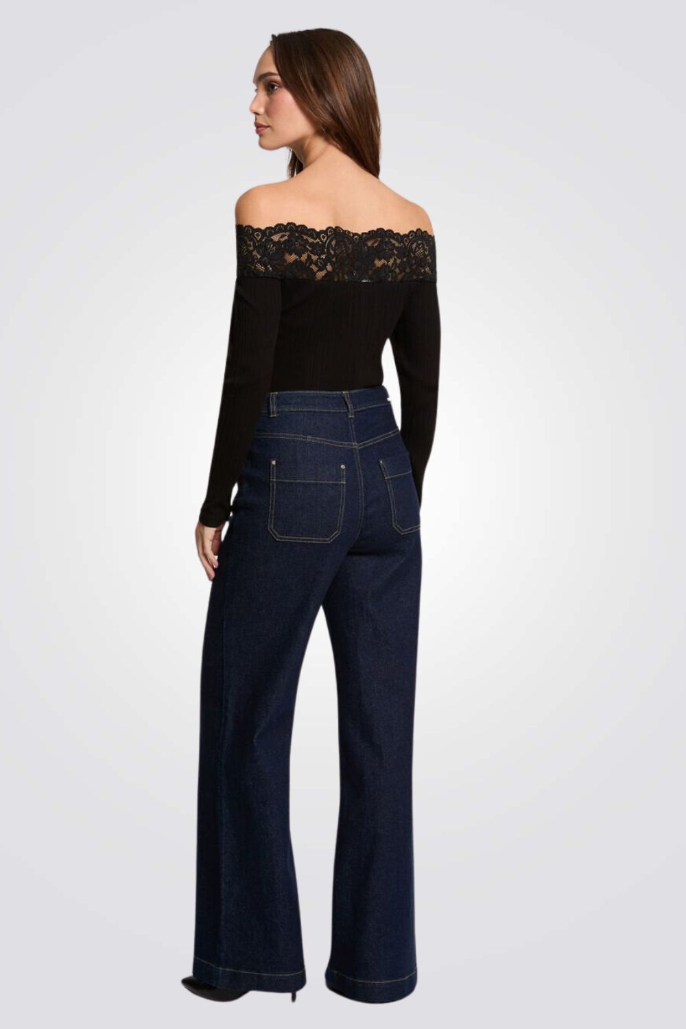 חולצת ריב אוף שולדרס בשילוב תחרה בצבע שחור