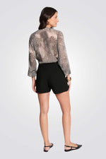 מכנס קצר מראה קטיפה בצבע שחור