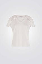 טישירט בצבע לבן עם שרוולים רקומים 