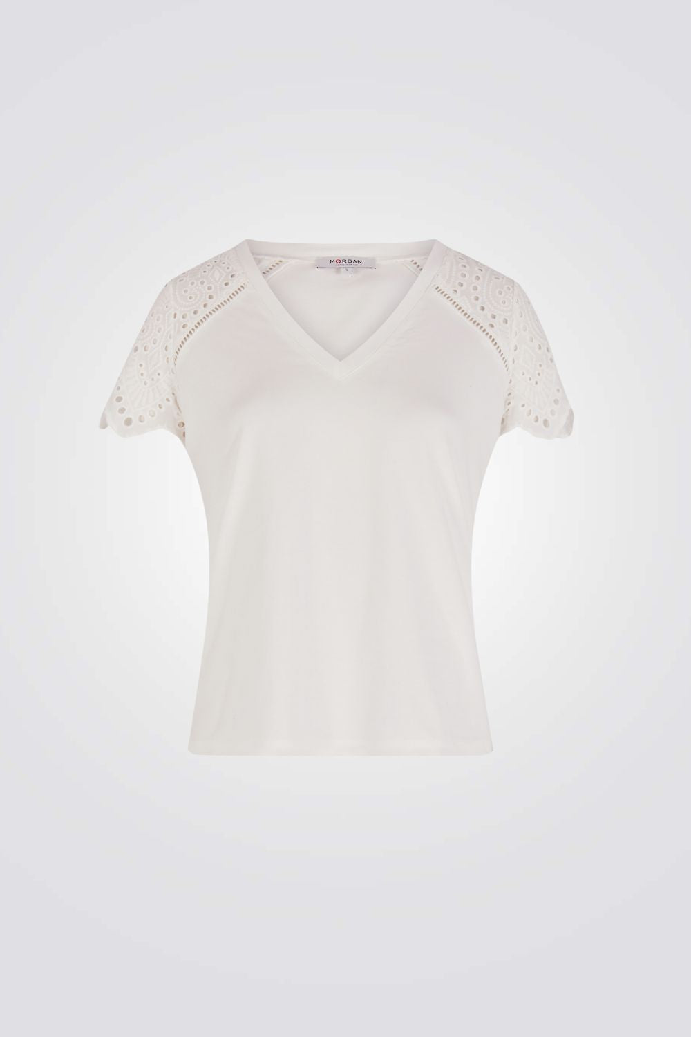 טישירט בצבע לבן עם שרוולים רקומים 