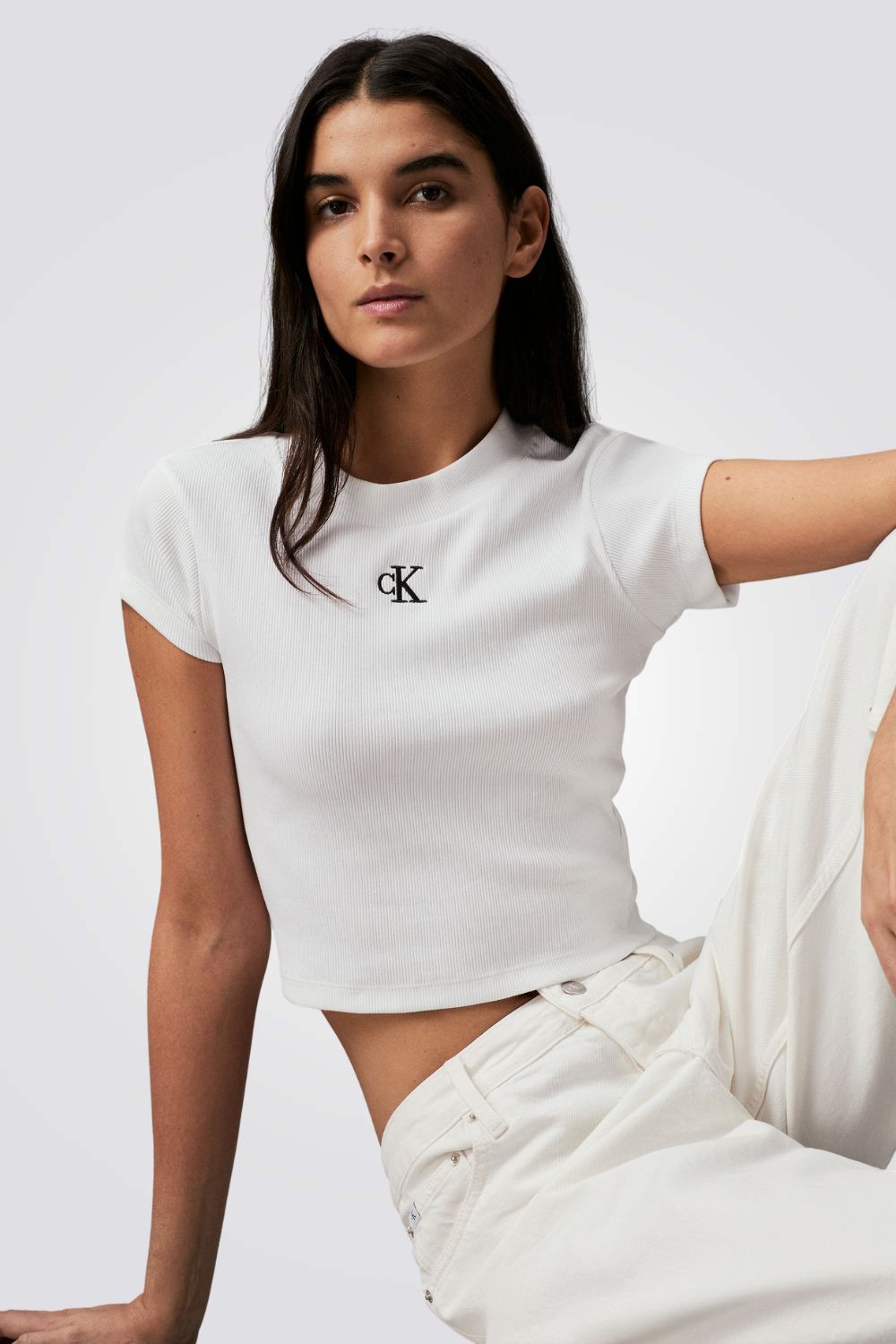 טישירט לנשים בצבע לבן עם לוגו