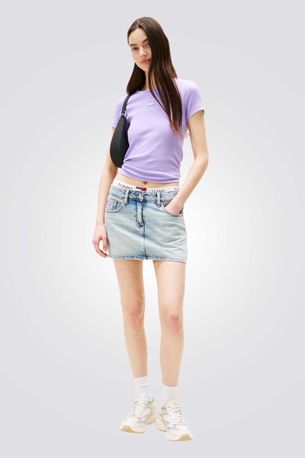 טישירט לנשים בצבע סגול עם לוגו