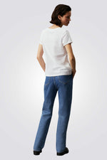 טישירט לנשים בצבע לבן עם לוגו