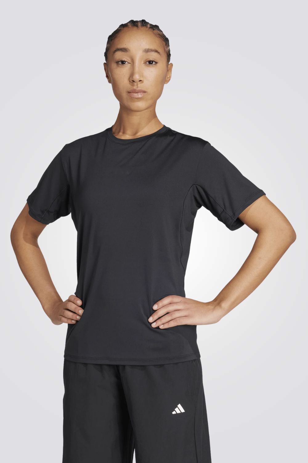 טישירט ספורט שחורה לנשים | אדידס 