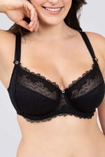 חזיית ספייסר ותחרה שחורה