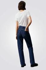 טישירט לנשים בצבע לבן עם לוגו