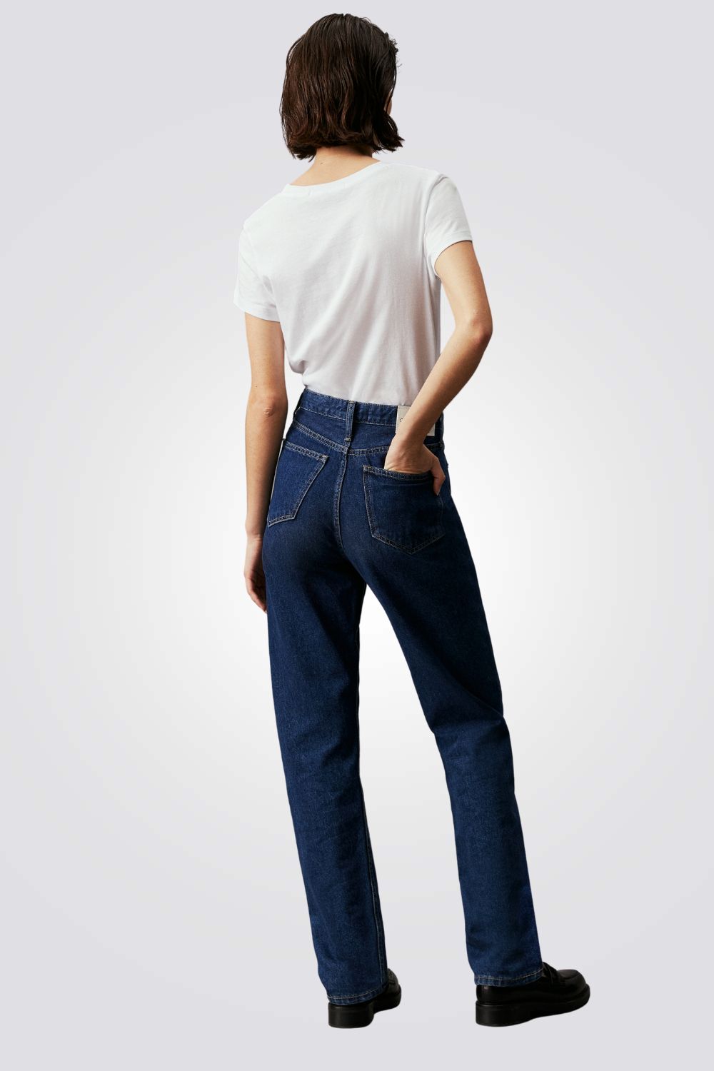 טישירט לנשים בצבע לבן עם לוגו