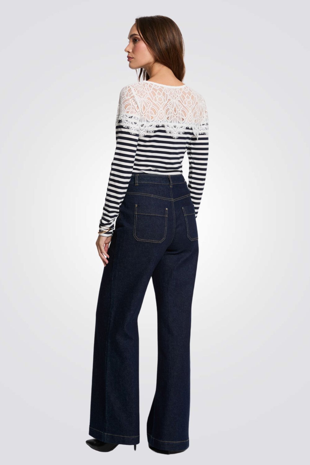 טישירט הדפס פסים בשילוב תחרה נייבי/לבן