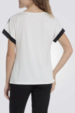 טישירט לנשים בצבע לבן עם הדפס 