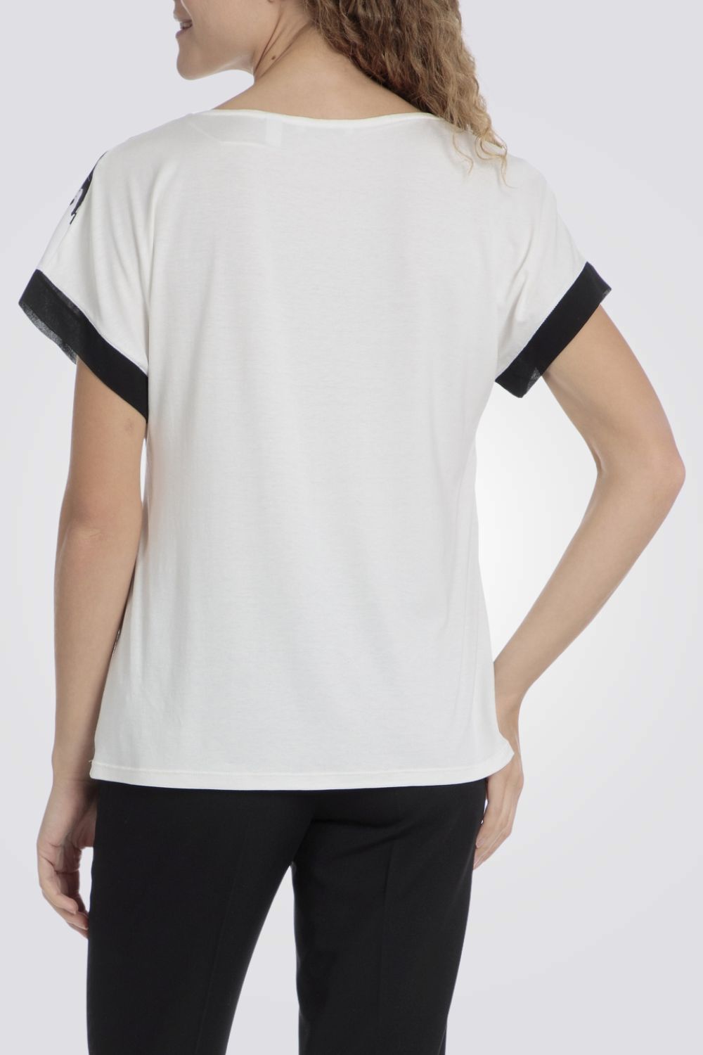 טישירט לנשים בצבע לבן עם הדפס 