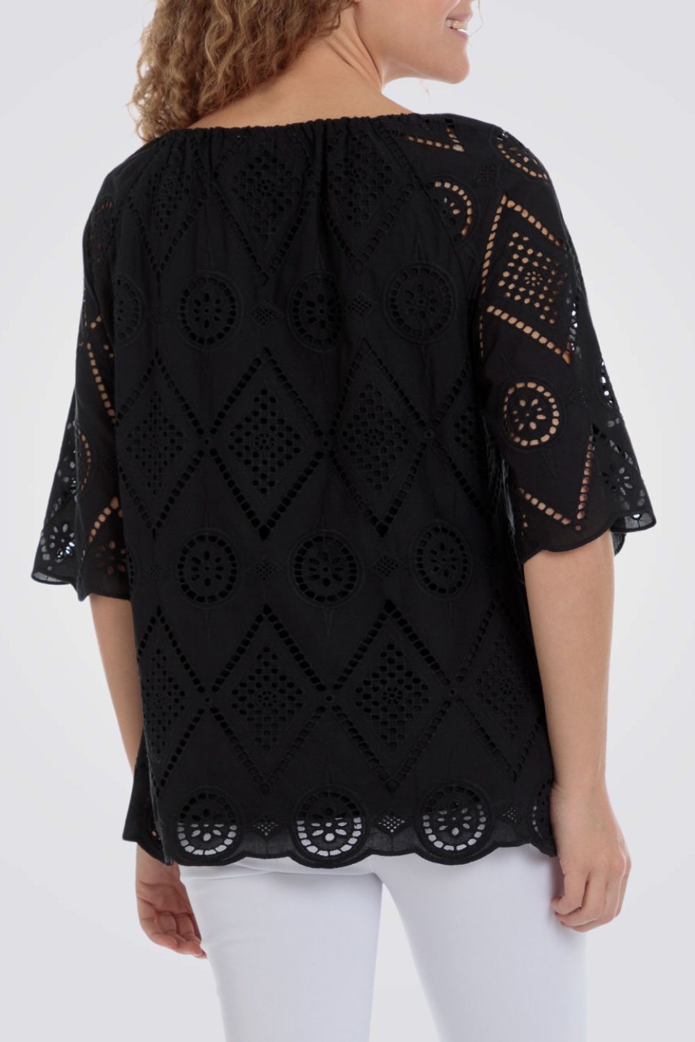 חולצה עם עיטורי רקמה בצבע שחור