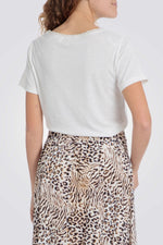 טישירט לנשים בצבע לבן עם הדפס חיות 