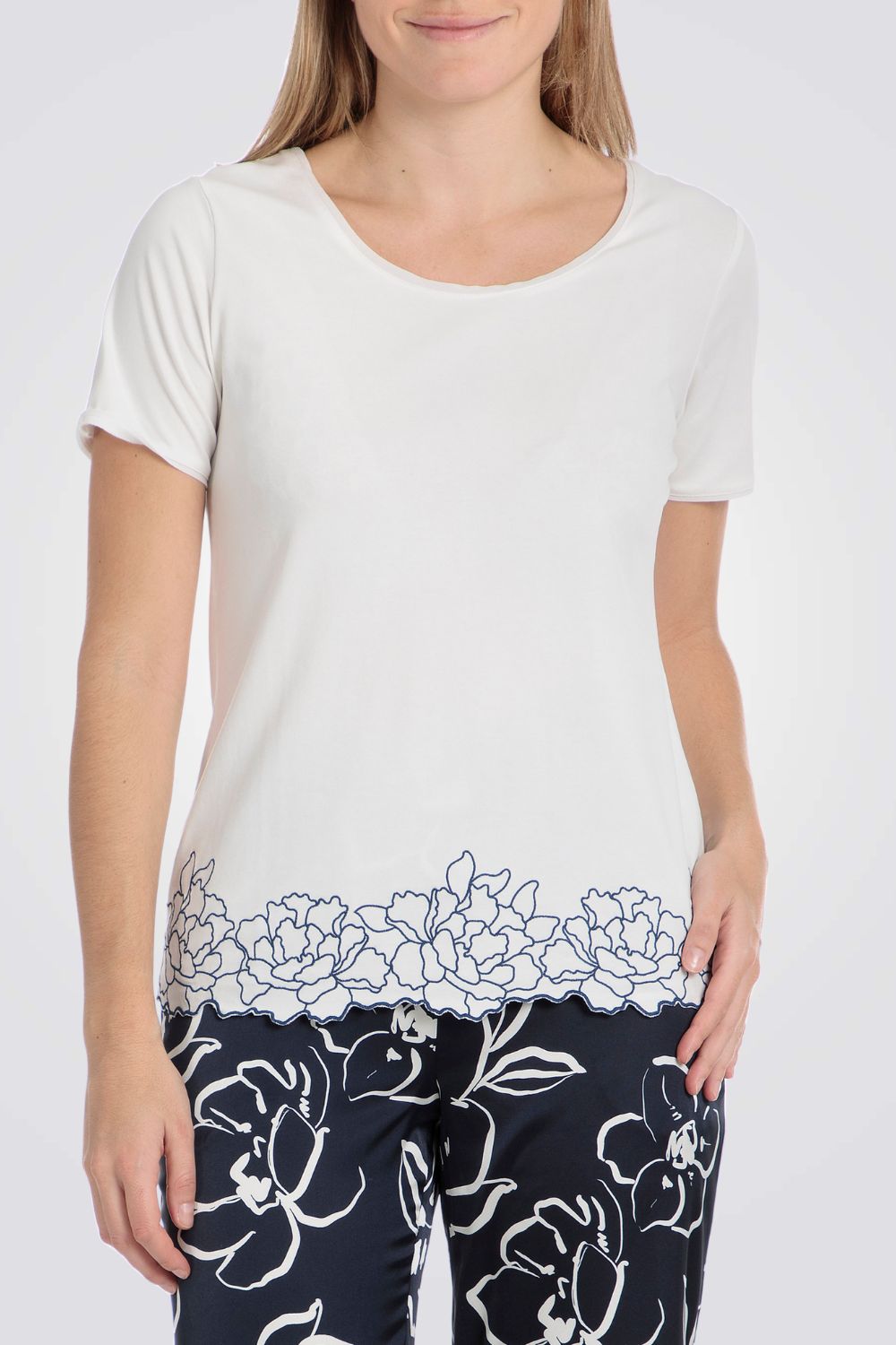 טישירט בצבע לבן רקמה פרחונית