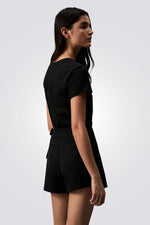 טישירט לנשים בצבע שחור עם לוגו