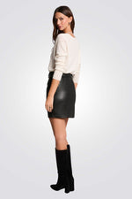חצאית קצרה דמוי עור בצבע שחור