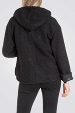 ג'קט בצבע שחור עם כובע קפוצ'ון