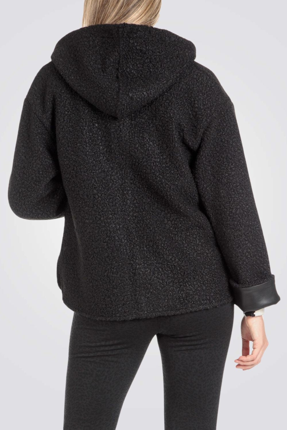 ג'קט בצבע שחור עם כובע קפוצ'ון