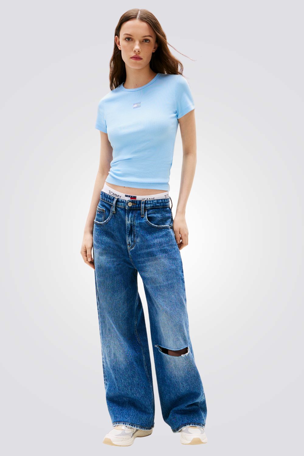 טישירט לנשים בצבע תכלת עם לוגו 