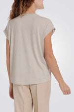 טישרט בצבע בז' דיטיילס מתכתי