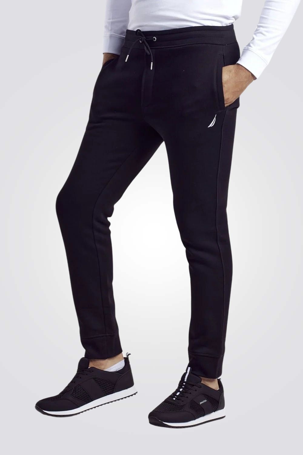 מכנסי טרנינג עם לוגו שחור