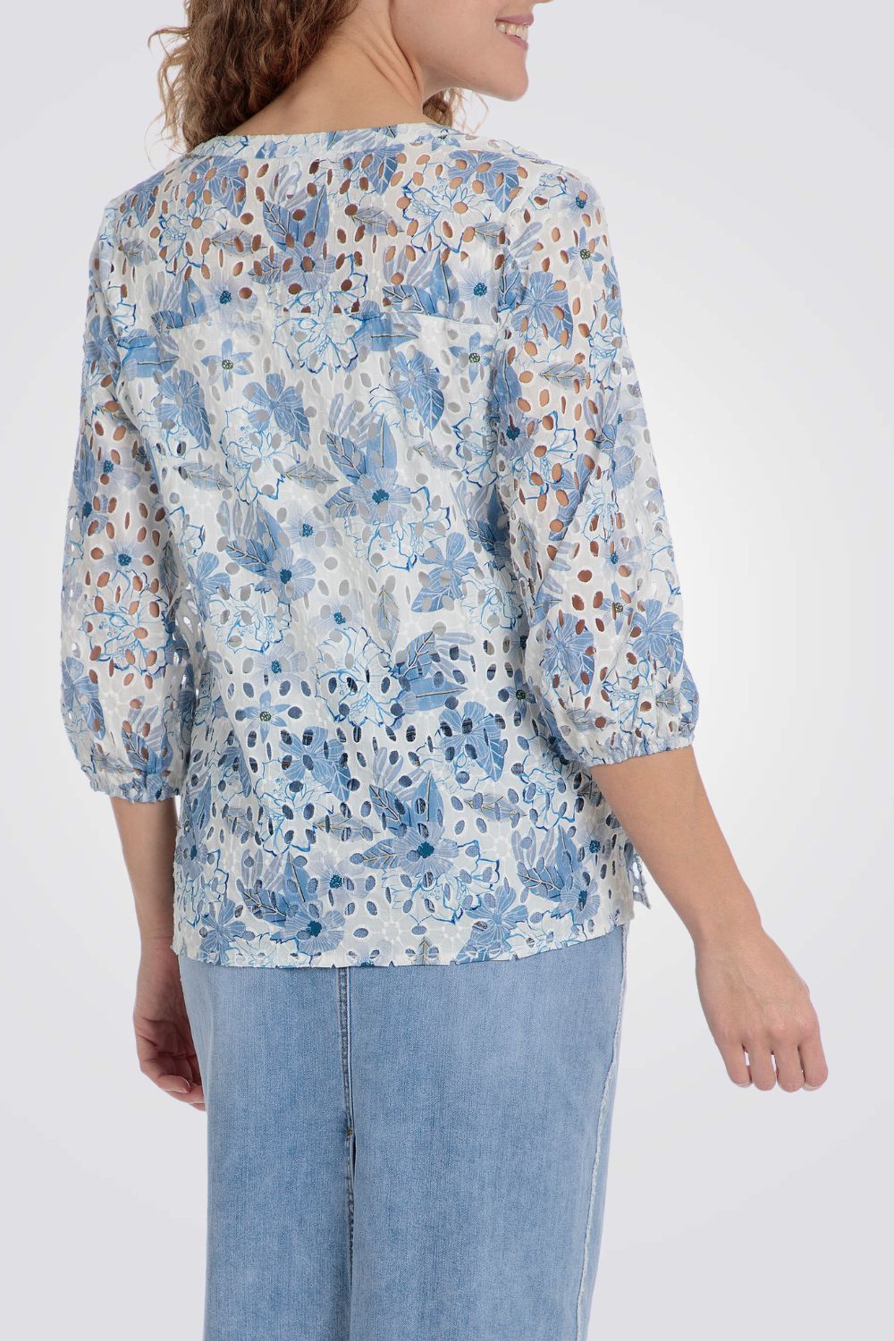 חולצה טווינסט רקמות פרחוניות בצבע תכלת/לבן